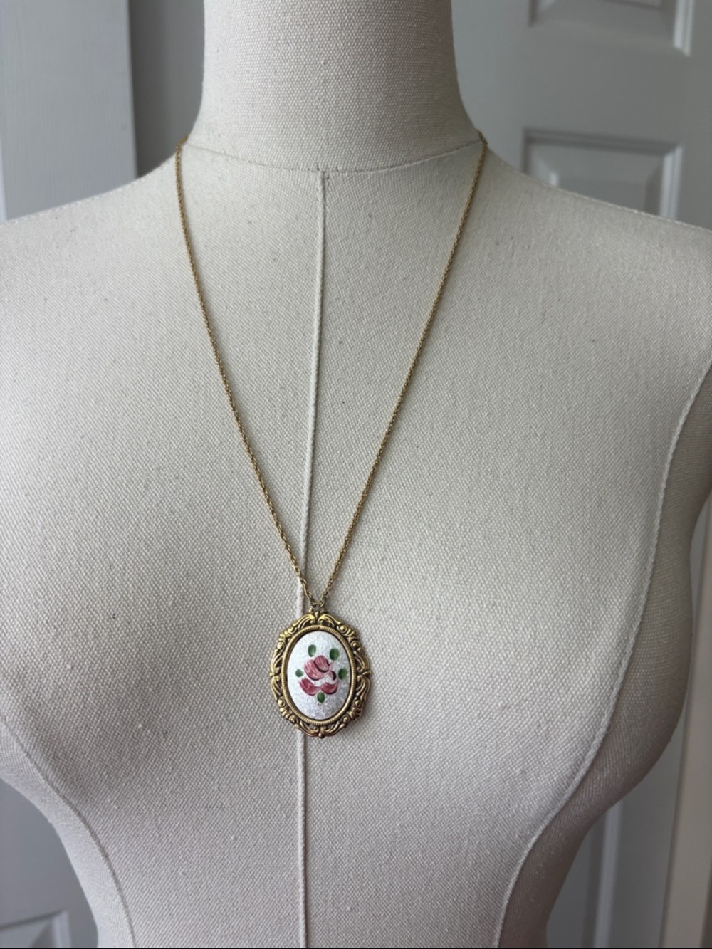 1928 Gold-Tone Oval Pendant Necklace with Pink Rose Motif